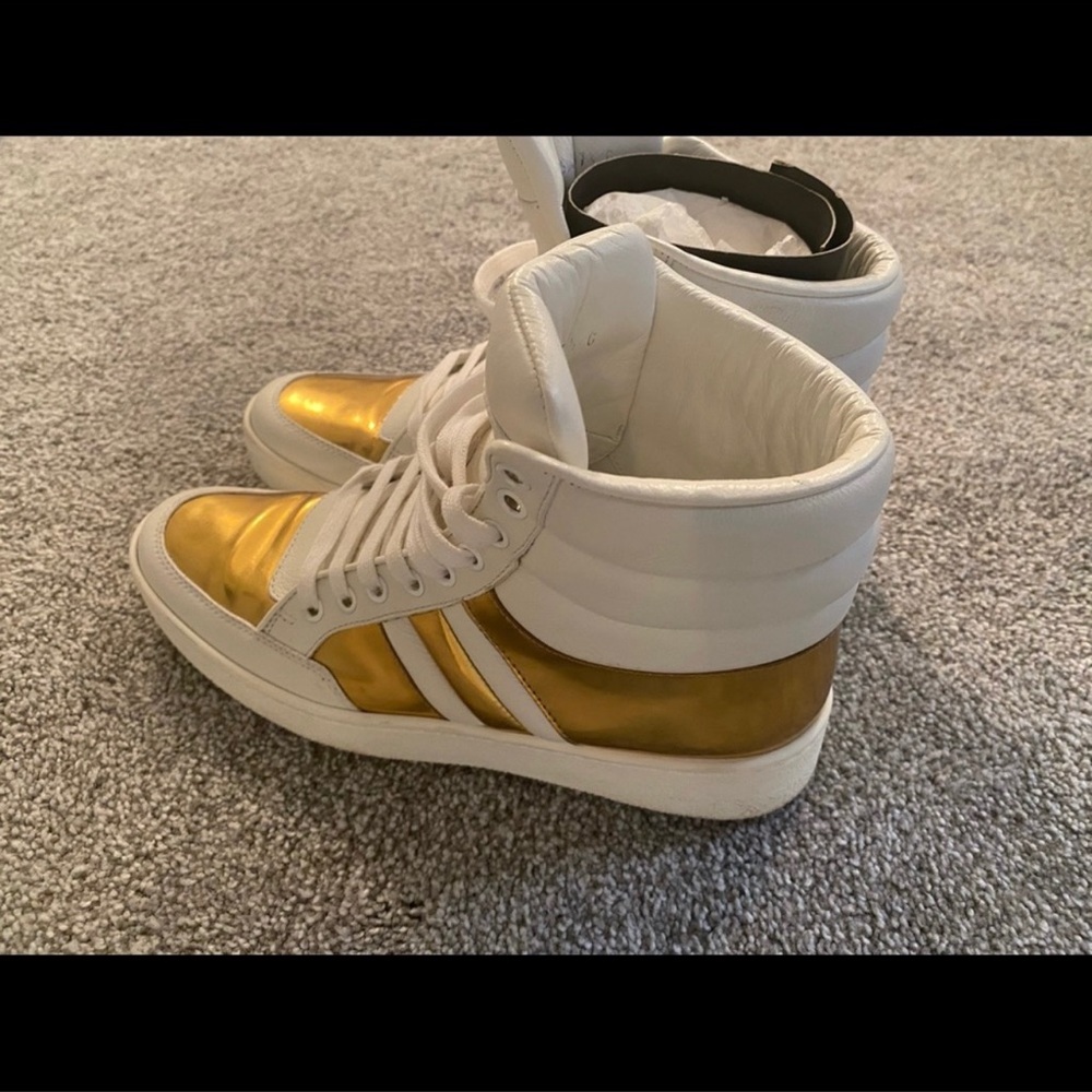Whits and gold Gucci sneaker